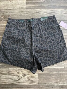 New Wild Fable high-rise leopard print denim shorts. Size 6.